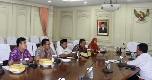 foto-menteri-yuddy-dan-perwakilan-honorer-k2